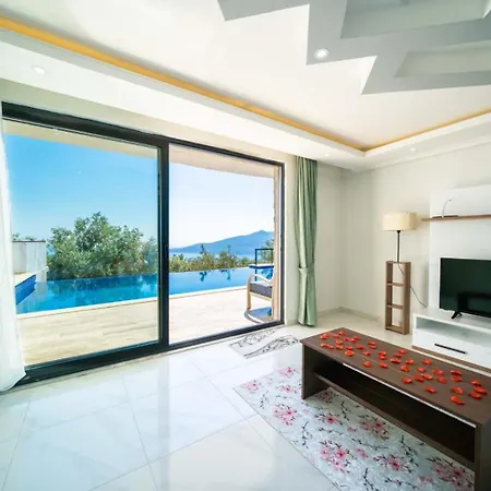 别墅 Kaskalkan Deniz Manzarali Havuzlu Bahceli *