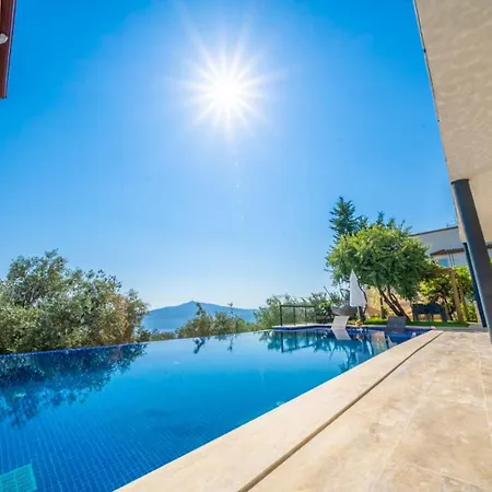 Villa Kaşkalkan Deniz Manzaralı Havuzlu Bahçeli *