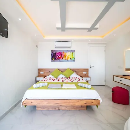 Villa Kaşkalkan Deniz Manzaralı Havuzlu Bahçeli Kaş