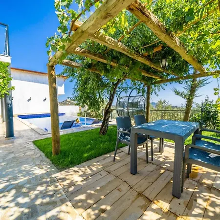 Kaşkalkan Deniz Manzaralı Havuzlu Bahçeli *