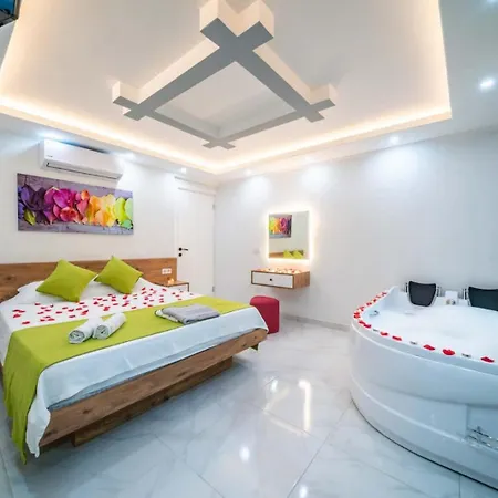 Villa Kaskalkan Deniz Manzarali Havuzlu Bahceli