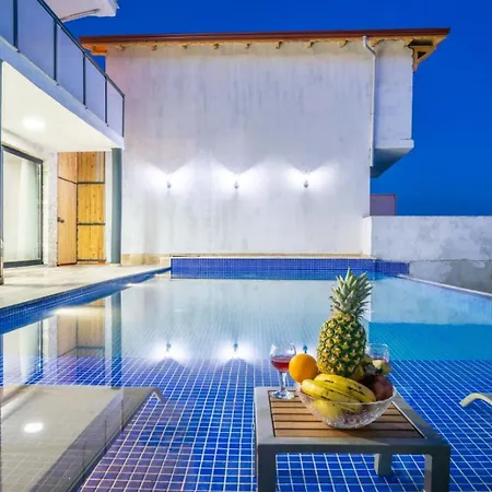 Villa Kaskalkan Deniz Manzarali Havuzlu Bahceli *